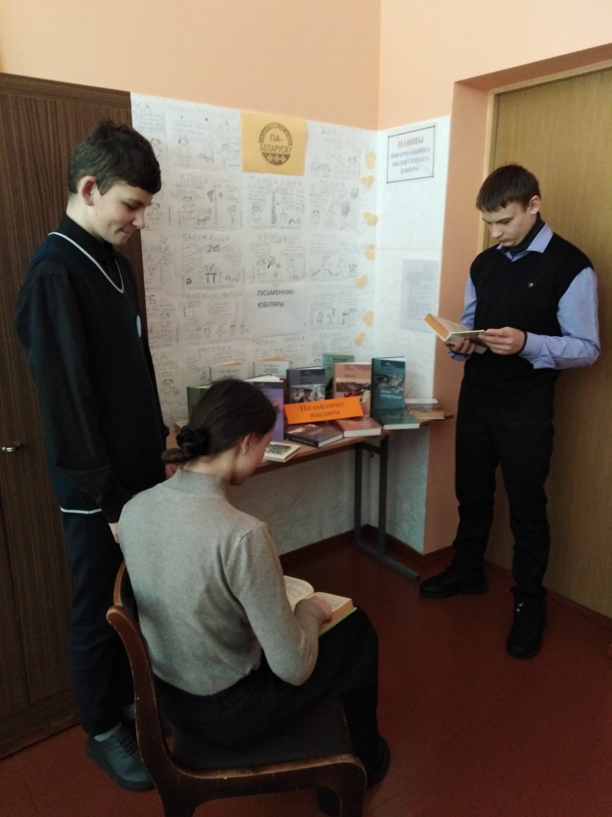 Выстава Пiсьменнiкi_юбiляры3